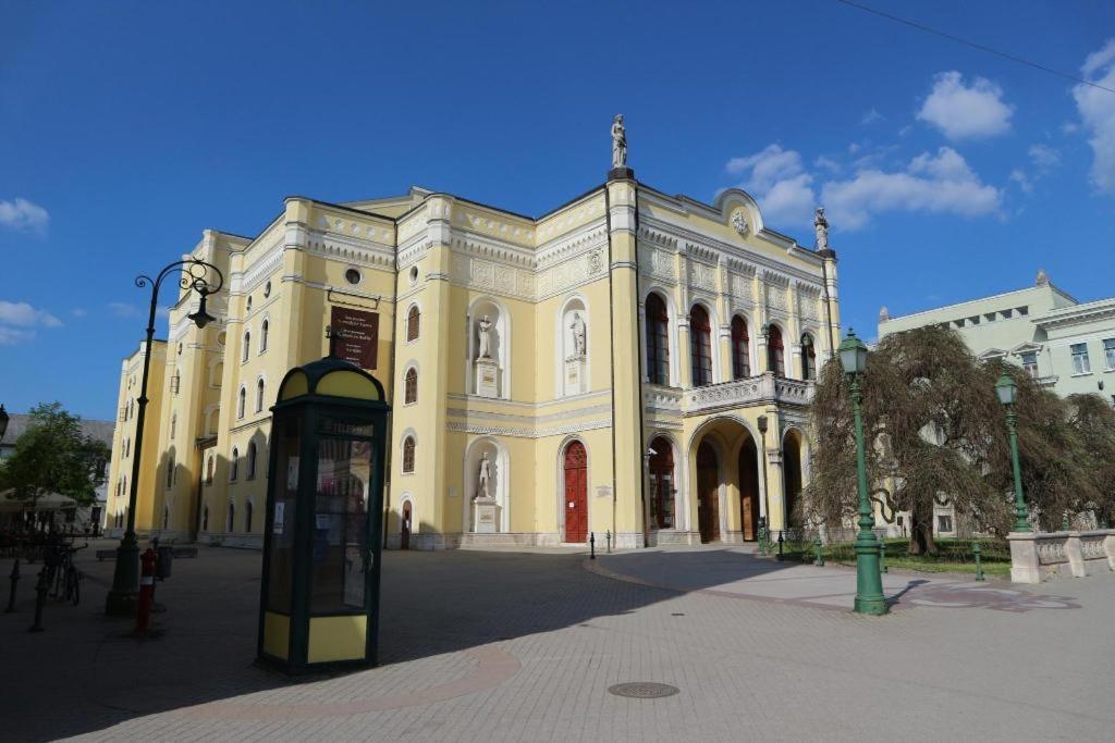 Gabica Apartman Debrecen Exterior foto